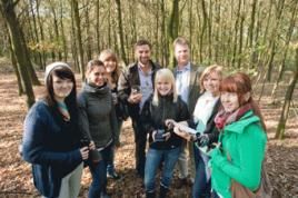 Waldpädagogik live - Dr. Hans Bünting, Mitglied der Geschäftsführung der RWE Innogy und Christoph Rullmann, Geschäftsführer der SDW begleiten angehende Erzieherinnen der Johannes-Kessler Akademie bei ihrem Schnuppertag auf der umweltpädagogischen Station Heidhof in Bottrop, Foto: RWE