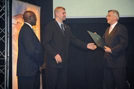 (v.l) Professor Edward Solomon Ayensu, ghanaischer Wissenschafter und Jan Dusik, Erster Stellvertretender Umweltminister Tschechiens, überreichen den Energy Globe Award an Prof. Dr. Wolfgang Straßburg, Leiter Sonderprojekte der RWE AG, Foto: RWE