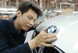 Anbringen des BMW-Logos im Werk Tiexi, China, Foto: BMW