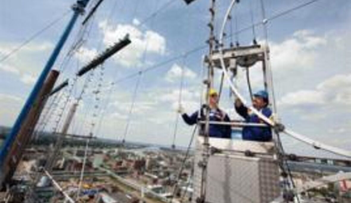 Mehr als 80 Prozent Stromersparnis - Bayer-Kreuz erstrahlt in neuem Energiesparlicht