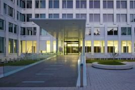 Neben ihrer Zentrale in Frankfurt ist MAZARS noch an sieben Standorten vertreten. Hier das Bürogebäude in Düsseldorf. Foto: MAZARS