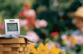 In Ruhe im Garten arbeiten und die Geräte im Haushalt kontrollieren ermöglicht Miele@home InfoControl. Foto: Miele