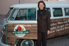 Bundesministerin Ilse Aigner im Kampagnen-Mobil für "Deutschland - Mein Garten", der neuen Verbraucher-Kampagne. Foto: obs/Bundesvereinigung der Erzeugerorganisationen Obst und Gemüse e.V. BVEO 
