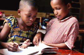 Nur die Hälfte der fünf bis vierzehn jährigen Kinder in Westafrika besucht eine Grundschule. Foto: matzehielscher/flickr