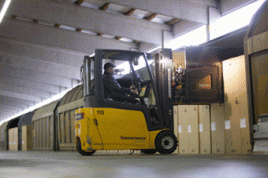 Eisenbahnwaggons bei der BSH in Giengen werden mit Kühl- und Gefriergeräten beladen. Foto: BSH