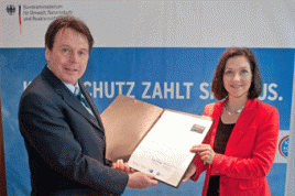 Katharina Reiche vom Bundesumweltministerium und Dr. Peter Bauer, BSH, bei der Übergabe der Urkunde. Foto: Bundesumweltministerium, Thomas Köhler