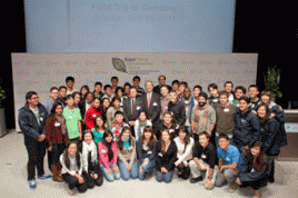 Die Umweltbotschafter mit Fulai Sheng, Leiter der Research &amp; Partnership Unit von UNEP und Patrick Thomas, Bayer MaterialScience. Foto: Bayer AG