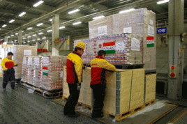 DHL-Mitarbeiter beim Bearbeiten der Hilfsgüter in einem Lager in Japan im April 2011. Foto: DHL