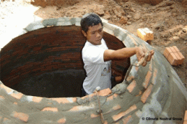 Bau einer Biogasanlage in Kambodscha. Foto: DPD/Climate Neutral Group