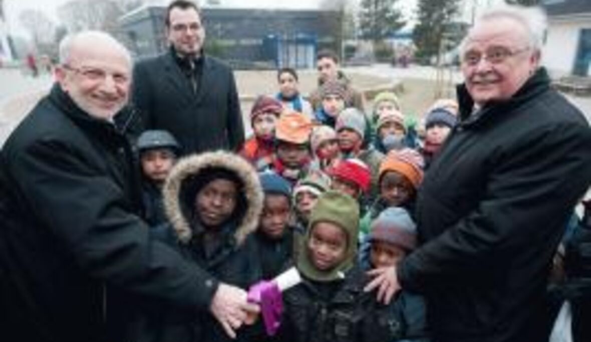 Evonik unterstützt Hilfs- und Bildungsprojekte