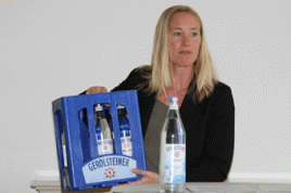 Maria Elander, Bereichsleiterin Kreislaufwirtschaft der DUH, präsentiert die Glas-Mehrwegflaschen von Gerolsteiner Brunnen, die 2011 mit dem Mehrweg-Innovationspreis ausgezeichnet wurden. Foto: DUH/Kisorsy 