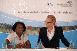 Podiumsgast Mina Mubanga aus Namibia und Moderatorin Bärbel Schäfer. Foto: KfW