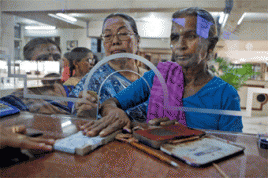 Vergabe von Kleinkrediten an einkommensschwache Frauen in Indien. Foto:  KfW-Bildarchiv / Joachim E. Roettgers