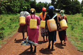 Die Frauen am Mount Kenya müssen bisher täglich weite Strecken zurücklegen, um Wasser zu holen. Foto: Tchibo