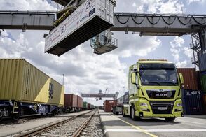 Wichtige Grundlagenarbeit für künftige Einsätze autonomer Lkw in der Logistik: Hochschule Fresenius schließt im Projekt ANITA umfangreiche Analysen ab, um Plattform für autonomen Hub-to-Hub-Verkehr am DUSS-Terminal und DB IS Container-Depot in Ulm anzufertigen.