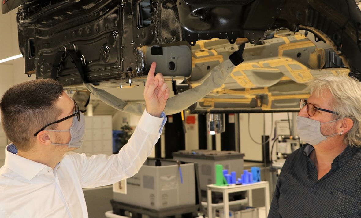 Jeder am Standort gefertigte Audi erhält am Hinterwagen beim ersten Fertigungsschritt einen RFID-Datenträger.
