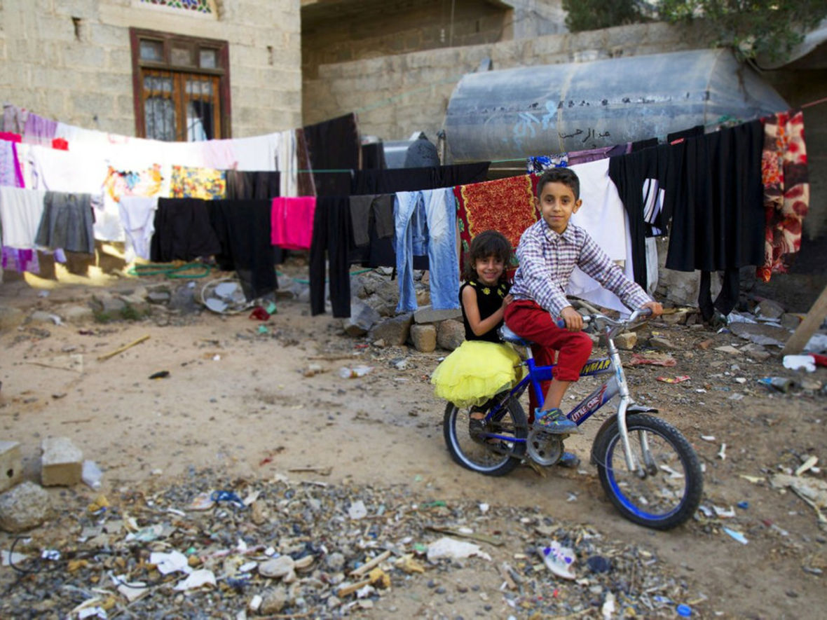 Kinder spielen in den Straßen Jemens. 