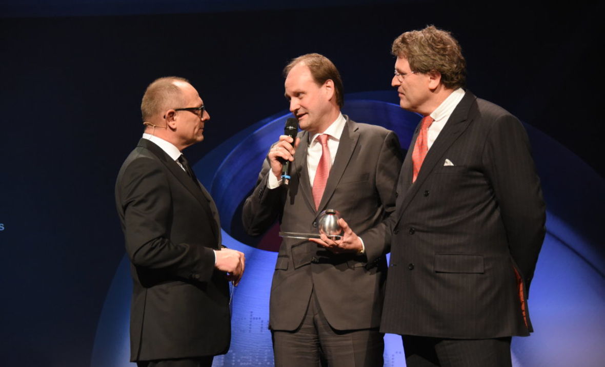 Dr. Markus Miele und Dr. Reinhard Zinkann nehmen den Preis entgegen.