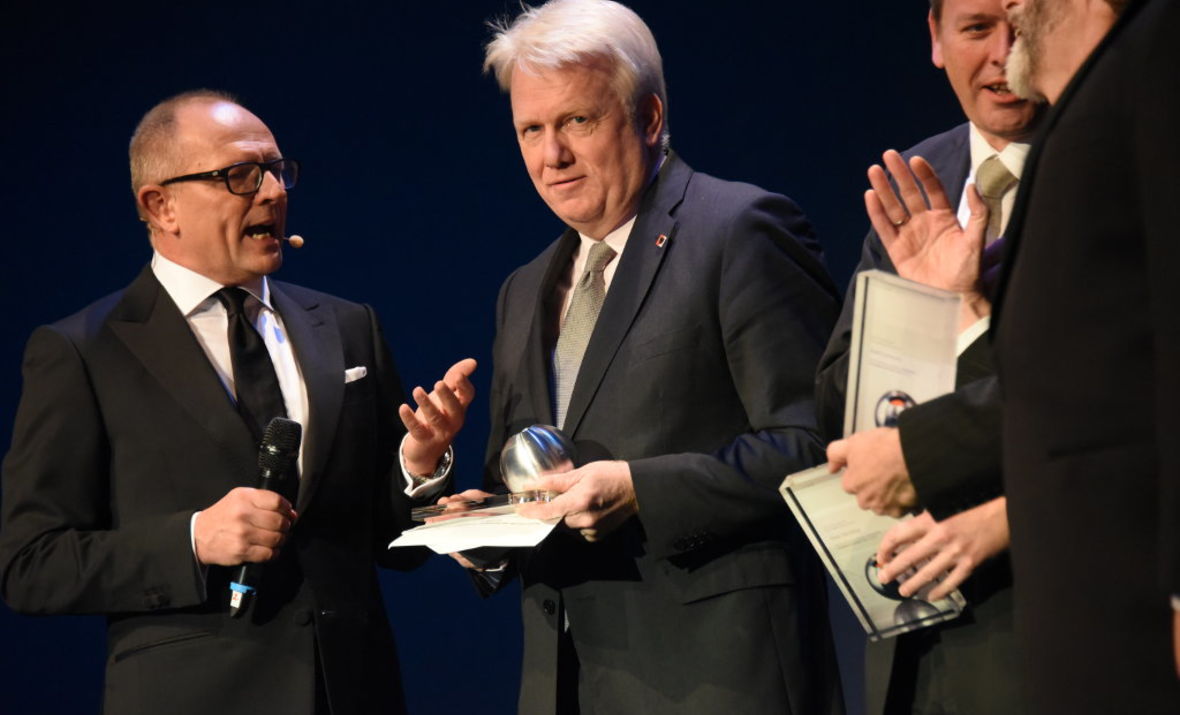 Ullrich Sierau, OB der Stadt Dortmund, nimmt den Preis entgegen.