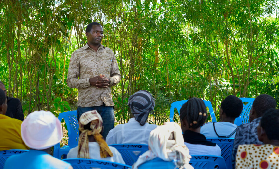 Jared Omondi Buoga hat in Kenia und den Niederlanden studiert, er ist Fachmann für das Management natürlicher Ressourcen und für Klimawandel. Und er kennt durch sein Studium beide Kulturen: seine Heimat, aber auch Europa. 