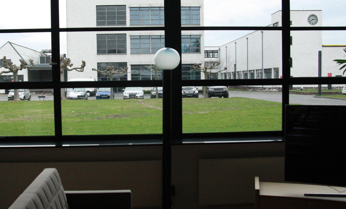 Blick von der Lounge auf die von Mies van der Rohe errichteten Gebäude